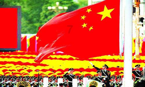 夏季的时尚女孩